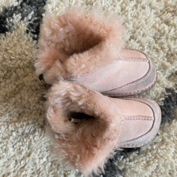 PINK BABY UGGS SIZE SMALL - Picture 3 of 6
